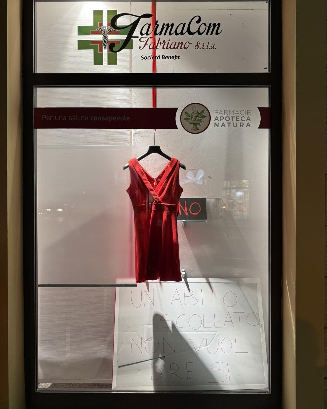 UN ABITO SCOLLATO NON VUOL DIRE SI'