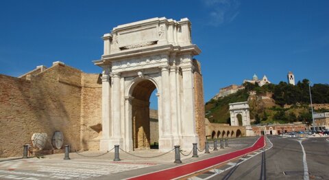 3arcoditraianoearcoclementtino-lungomarevanvitelli765x419