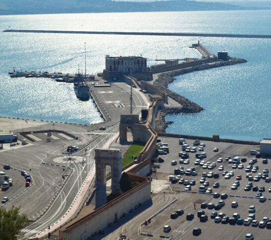 53porto3-entrata-arcotraiano-molo-lungomarevanvitelli765x679