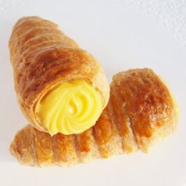 4c2_immagine__eva_kottrova_spumarche__per_pasticceria_salvatore_lo_faro_ancona_assortimento_monoporzione_cannoncino_crema_pasiccera