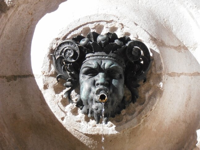 59piazzaroma2-particolaredellafontanadelle13cannelle-f.delcalamo765x574