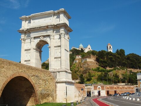 1arcoditraianoeduomo765x574