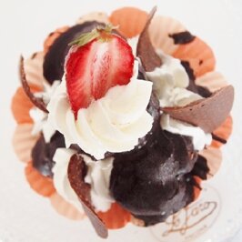 5a1_immagine__eva_kottrova_spumarche__per_pasticceria_salvatore_lo_faro_ancona_assortimento_semifreddo_monoporzione_profiterole_