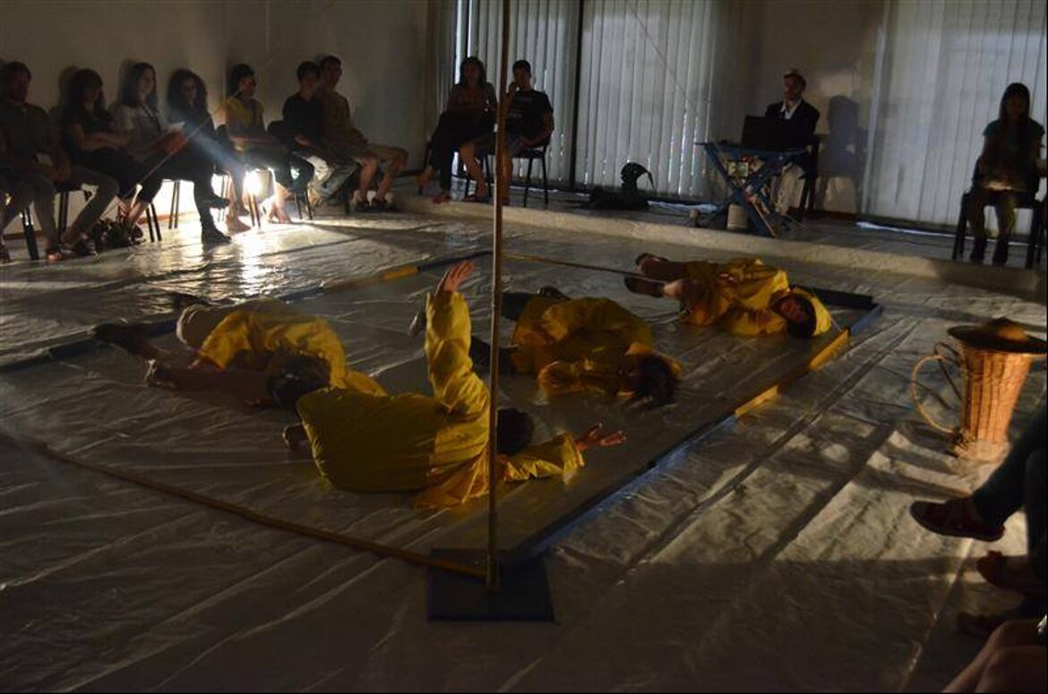 eyJlbiI6IkNvbiBBbGVzc2FuZHJhIERlZmZhY2lzLCBTaW1vbmV0dGEgQWluYXJkaSwgQW5uYSBGYW50b3p6aSwgQWxpY2UgTGFzcGluYSBlIEx1Y2EgVm9uZWxsYS4gUmVnaWEgZSBkcmEifQ==