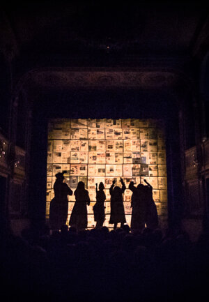 eyJlbiI6IlRyYSBpbCBsYXZvcm8gZGkgcGVkYWdvZ2lhIGludGVybmEgZSBsYSByZWFsaXp6YXppb25lIGRpIHNwZXR0YWNvbGkgZXNpc3RlIHVuIGluc2llbWUgZGkgYXR0aXZpdFx1MDBlMCBzdSJ9