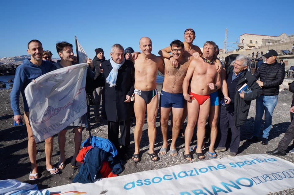 Un tuffo nelle acque gelide di San Giovanni a Teduccio Un tuffo nelle acque gelide di San Giovanni a Teduccio