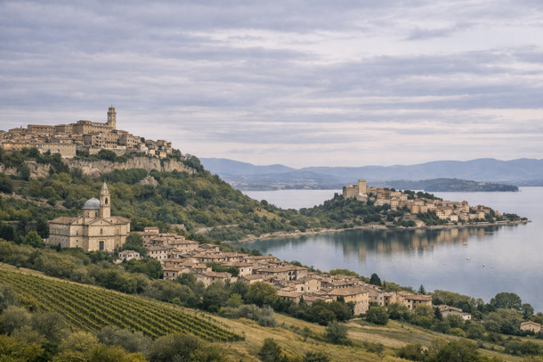 Immagine Fusion di Montepulciano con vigneti e vista sul Lago Trasimeno al tramonto