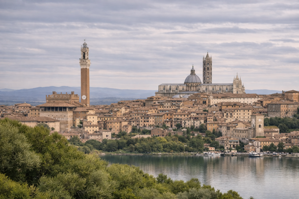 JTdCJTIyaXQlMjIlM0ElMjJJbW1hZ2luZSUyMEZ1c2lvbiUyMGRpJTIwU2llbmElMjBjb24lMjBpbCUyMER1b21vJTJDJTIwbGElMjBUb3JyZSUyMGRlbCUyME1hbmdpYSUyMGUlMjBpbCUyMGNlbnRybyUyMHN0b3JpY28lMjByaWZsZXNzbyUyMG5lbGwlRTIlODAlOTlhY3F1YSUyMiU3RA==