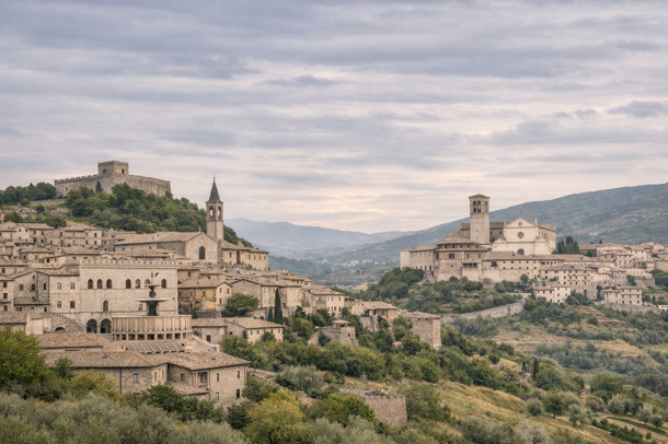 Immagine Fusion di Perugia e Assisi con centro storico medievale, Basilica di San Francesco e panorama umbro