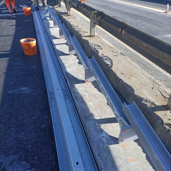 POSA BARRIERE GUARD-RAIL A32 POSA BARRIERE GUARD-RAIL A32