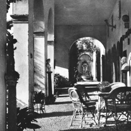 Villa Lattes - le barchesse Il portico della barchessa ovest in una foto d'epoca