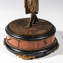 La damina di bronzo La damina di bronzo