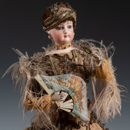 La bambola che cammina e muove il ventaglio La bambola che cammina e muove il ventaglio