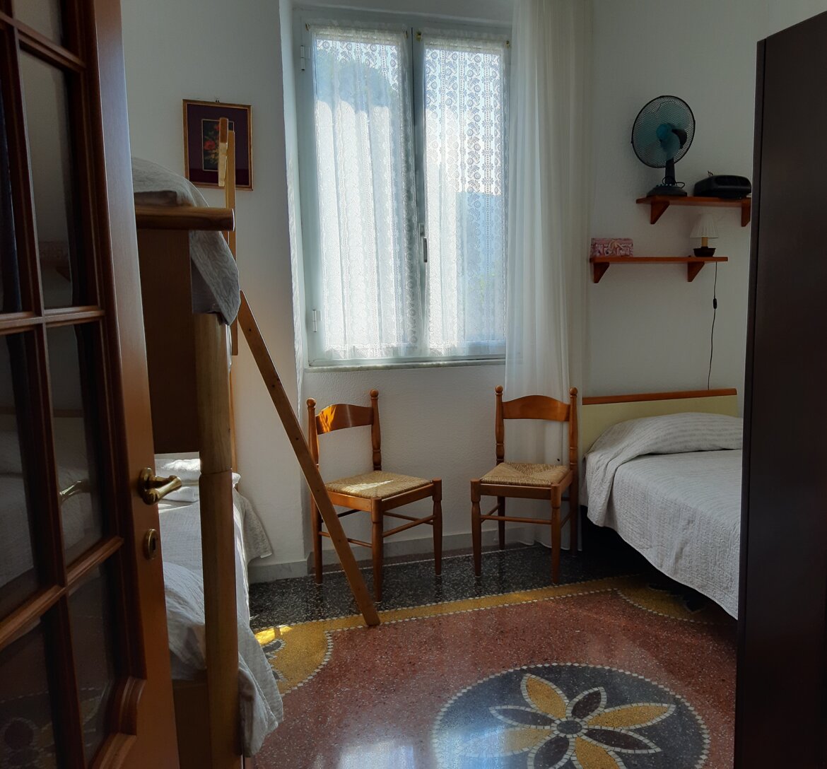 Camera da letto con tre letti