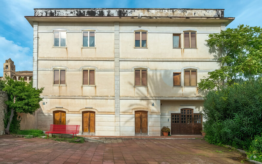 000 clinica con panchina rossa.jpeg 000 clinica con panchina rossa.jpeg