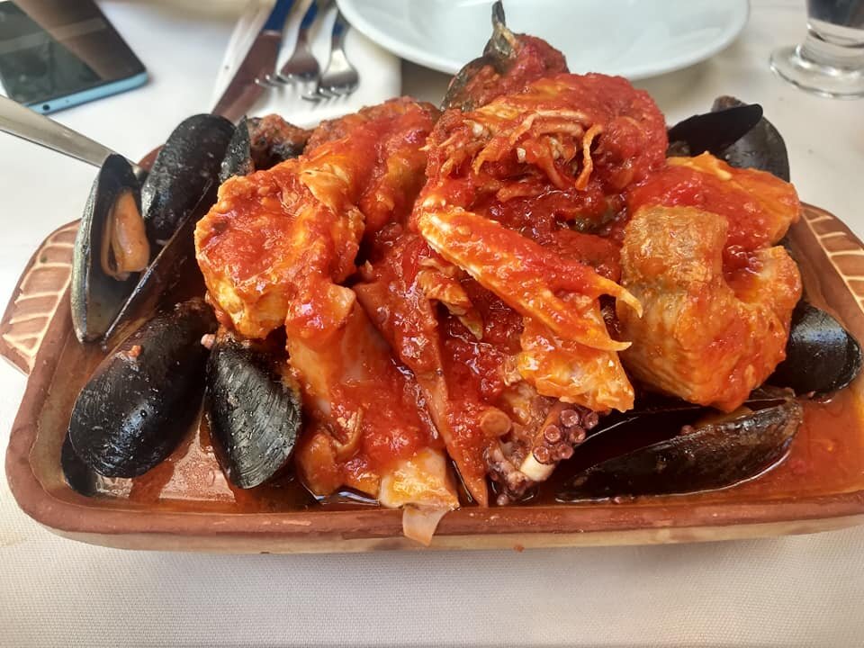 Scopri il segreto del cacciucco alla livornese: una zuppa di pesce iconica della cucina toscana che ti far&agrave; impazzire!