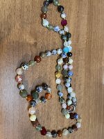 collana-con-pietre-dure-miste-di-vari-colori