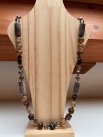 collana-con-pietre-dure-di-agata-e-quarzo