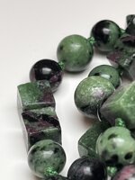 collana-con-pietre-dure-di-rubino-zoisite