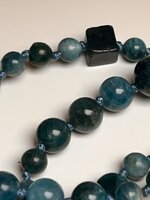 collana-lunga-con-pietre-dure-di-apatite