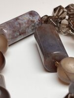 collana-con-pietre-dure-di-agata-e-quarzo