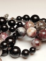 collana-con-pietre-dure-di-tormalina-fiore-di-prugna-e-nera