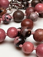 collana-con-pietre-dure-di-rodonite-rosa-e-con-venature-nere