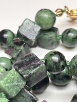 collana-con-pietre-dure-di-rubino-zoisite