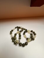 collana-con-pietre-dure-di-giada-verde-scuro-e-chiaro