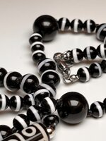 collana-con-pietre-dure-di-tormalina-nera-e-pietra-tibetana