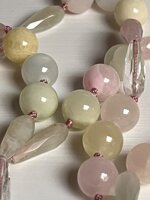 collana-con-pietre-dure-di-calcedonio-quarzo-rosa-quarzo-ialino-e-serpentino