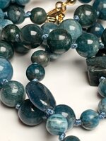 collana-lunga-con-pietre-dure-di-apatite