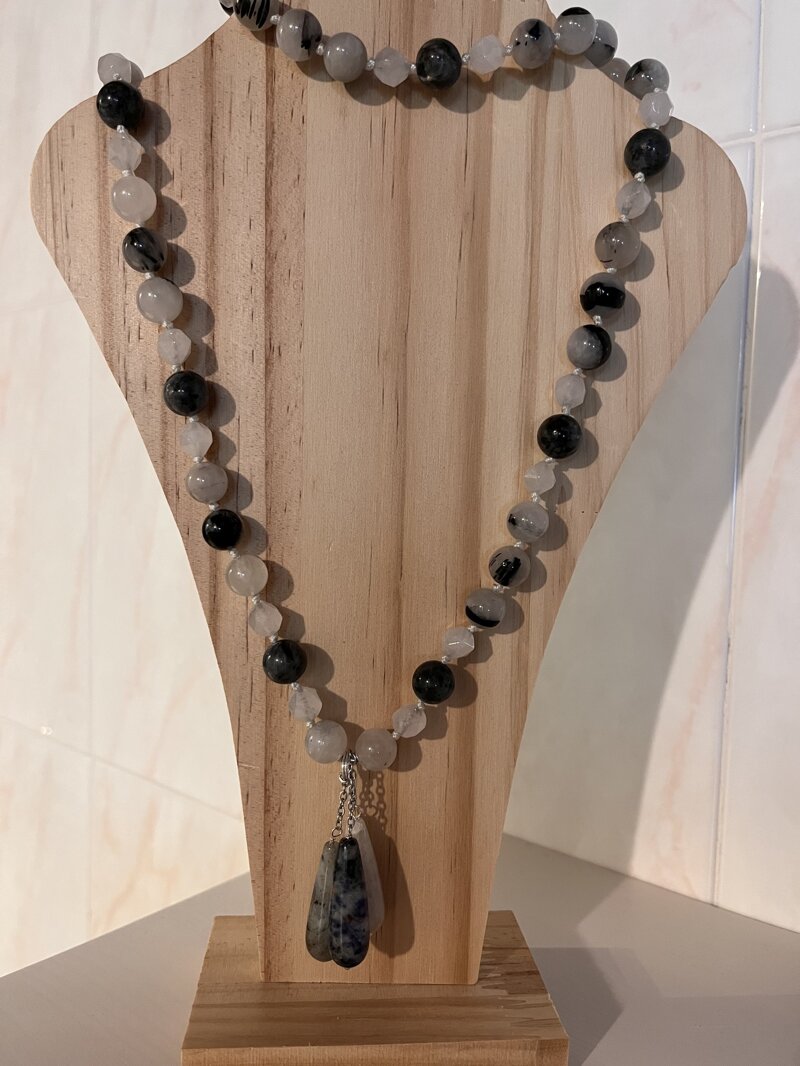 collana-con-pietre-dure-di-quarzo-e-labradorite