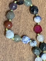 collana-con-pietre-dure-miste-di-vari-colori