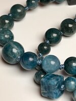 collana-lunga-con-pietre-dure-di-apatite