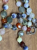 collana-con-pietre-dure-miste-di-vari-colori