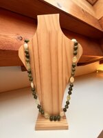 collana-con-pietre-dure-di-giada-verde-scuro-e-chiaro
