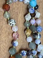 collana-con-pietre-dure-miste-di-vari-colori