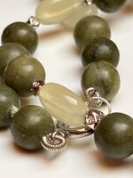 collana-con-pietre-dure-di-giada-verde-scuro-e-chiaro