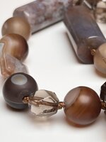 collana-con-pietre-dure-di-agata-e-quarzo