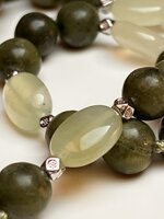 collana-con-pietre-dure-di-giada-verde-scuro-e-chiaro