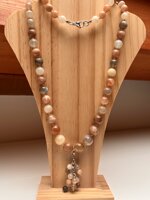 collana-con-pietre-dure-di-pietra-di-luna-e-pendente