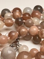 collana-con-pietre-dure-di-pietra-di-luna-e-pendente