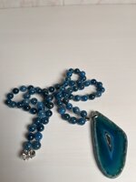 collana-con-pietre-dure-di-apatite-e-pendente-in-agata