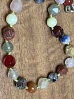 collana-con-pietre-dure-miste-di-vari-colori