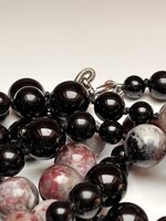 collana-con-pietre-dure-di-tormalina-fiore-di-prugna-e-nera