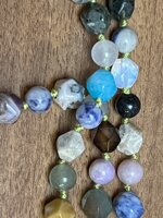 collana-con-pietre-dure-miste-di-vari-colori