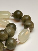 collana-con-pietre-dure-di-giada-verde-scuro-e-chiaro