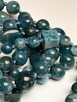 collana-lunga-con-pietre-dure-di-apatite