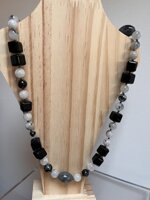 collana-con-pietre-dure-di-quarzo-e-agata